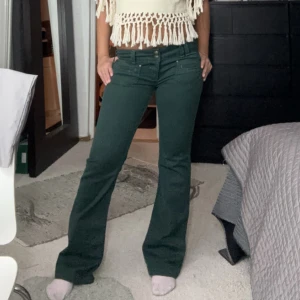 Gröna byxor med bootcut - Snygga lågmidjade gröna byxor i bootcut. Hör av er om ni vill veta nått mer🤍 Midjemått:44cm , innerbenslängd:81cm🤍