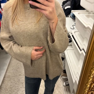 Beige stickad tröja - Mysig beige stickad tröja som inte kommer till användning