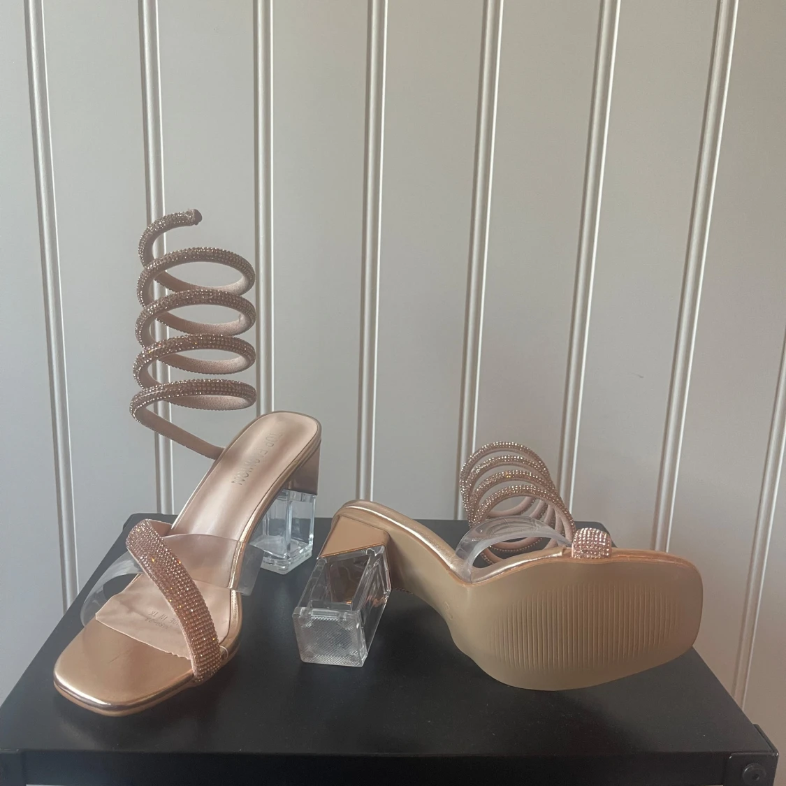 Guldiga sandaler med glittrig spiral - 91