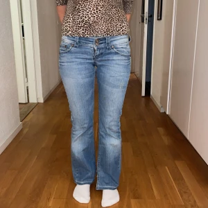 Lågmidjade jeans - Jättesnygga lågmidjade jeans! De har lite fläck som knappt syns. Midjemått:39 innerben: 72 dom är uppsprättade längst ner.