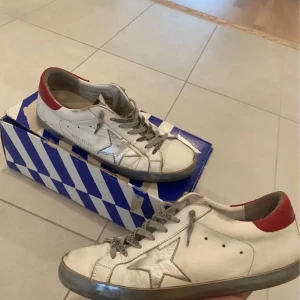 Golden Goose Superstars - Golden Gooses gamla italienska modell Sulan börjar lossna och hälarna är slitna. Jag lägger upp bilder på dessa på begäran Storlek: 42 passar normal i storlek Kommer med en skokartong