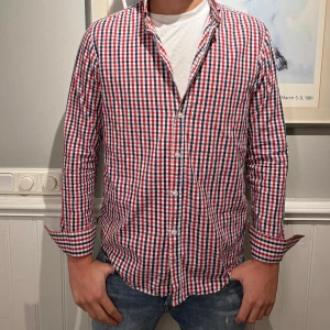 Rutig skjorta i rött och blått - Rutig skjorta perfekt till vintersäsongen 