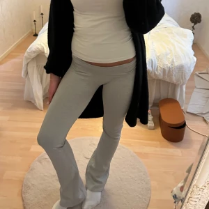 Tights  - Helt oanvända bootcut tights som är ribbade från H&M