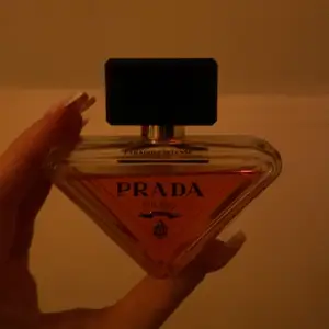 Denna Prada intense parfym i 50ml säljer jag, som ni ser är den nästan inte använd, jag tycker inte doften passar på mig därför jag säljer, vid snabbt köp kan jag gå ner i pris. Kostar 1600kr ny.