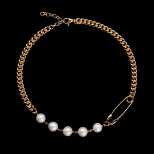 MARIA NILSDOTTER HALSBAND - Säljer mitt maria nilsdotter halsband (box medföljer). Nypris: 7495 kr                                                                      Är inte öppen för byten