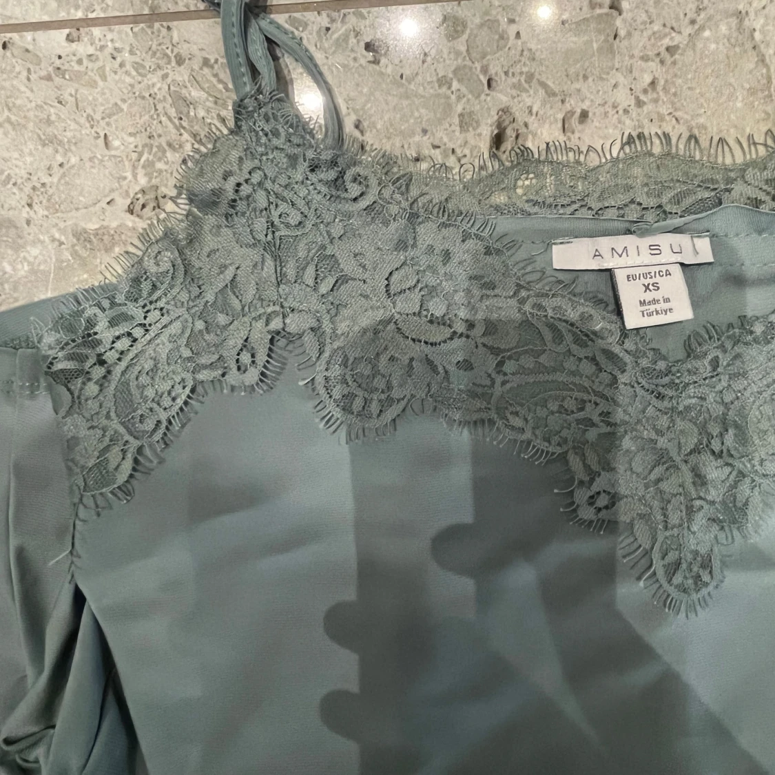 Grå linnetopp med spetsdetaljer från Amisu - 91