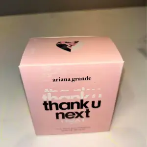 Säljer en superfin parfym 'Thank U Next' av Ariana Grande. Oanvänt, 30 ml