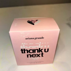 Thank U Next parfym av Ariana Grande - Säljer en superfin parfym 'Thank U Next' av Ariana Grande. Oanvänt, 30 ml