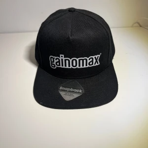 Gainomax keps - Svart keps med Gainomax logga. Skriv gärna vid frågor och prisförslag