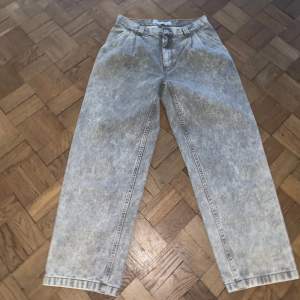 Säljer ett par grå jeans från Polar Skate Co. i bra skick. De har en loose passform och är perfekta för en avslappnad stil. Jeansen har en unik tvättad look och klassiska fickor både fram och bak. Perfekta för både vardag och skate-sessioner!