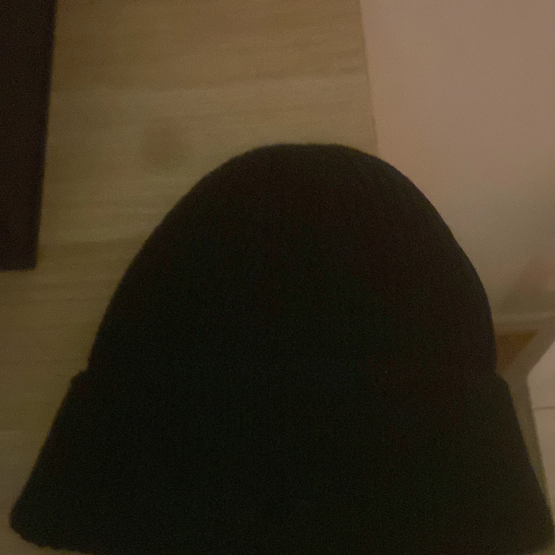 Svart mössa med tryck - 90