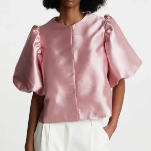 Rosa satinblus med puffärmar - Säljer denna superfina blus från by Malina då jag har dubbletter. Helt oanvänd 