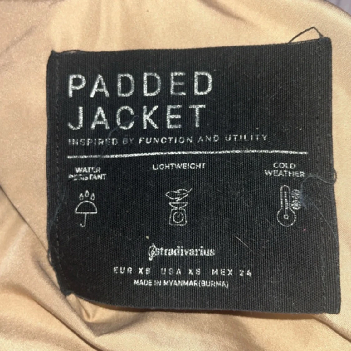 Beige vadderad jacka från Stradivarius - 91