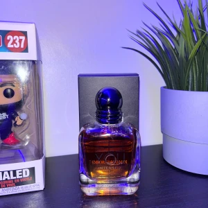 Armani stronger with you intensely - Säljer min stronger with you intensely 50ml och jag har använt ungefär 8ml. Det är en perfekt juldoft för vintern och väldigt populär. Parfymen skickas i parfymkartongen.