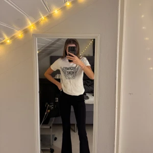 Vit t-shirt med tryck - Säljer en vit t-shirt med coolt tryck 'Highway Honey Tour of 1979' och vingar. Perfekt för en avslappnad stil. Storlek XS.       Pris 50:- 🌟