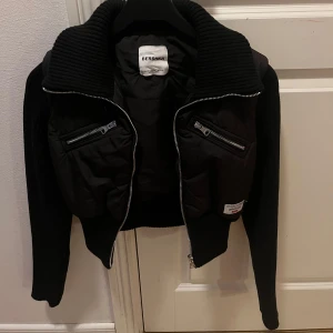 Svart jacka  - Säljer en snygg svart jacka från Bershka. Nästan oanvänd då den är för liten för mig. Den är storlek S. 