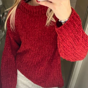 Vinröd stickadtröja - Söt röd stickadtröja, storlek S/M. Använd fåtal gånger, passar perfekt nu till jul och vinter, tjock och mysig,  Bara skriv för fler bilder.  