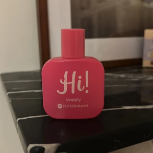 Hi! Sweety parfym från Flor de Mayo - Säljer en supergullig parfymflaska i en härlig rosa färg från Flor de Mayo. Den heter 'Hi! Sweety' och har en enkel men söt design. Perfekt för att ha med sig i väskan för en snabb uppfräschning under dagen. Flaskan är kompakt och lätt att använda med en praktisk sprayfunktion. Är en väldigt söt doft🍬🍭