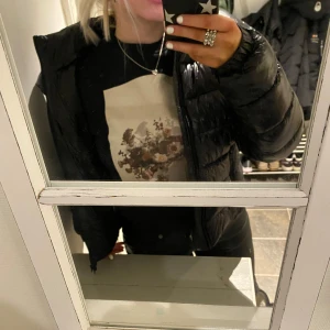 Sweatshirt med blommigt tryck - Super söt sweatshirt i storlek S från NA-KD. Säljer pga att den inte kommer till användning. Använd fåtal gånger så tröjan och trycket är i bra skick. Nypris 499kr🤍