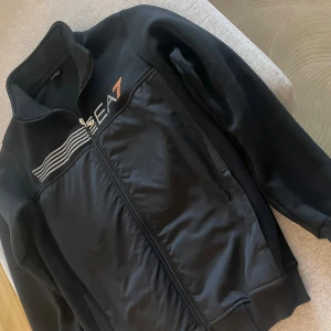 Svart jacka från EA7 - Säljer en snygg svart jacka från EA7 i storlek M men passar även stl S.  Jackan är knappt använd. 