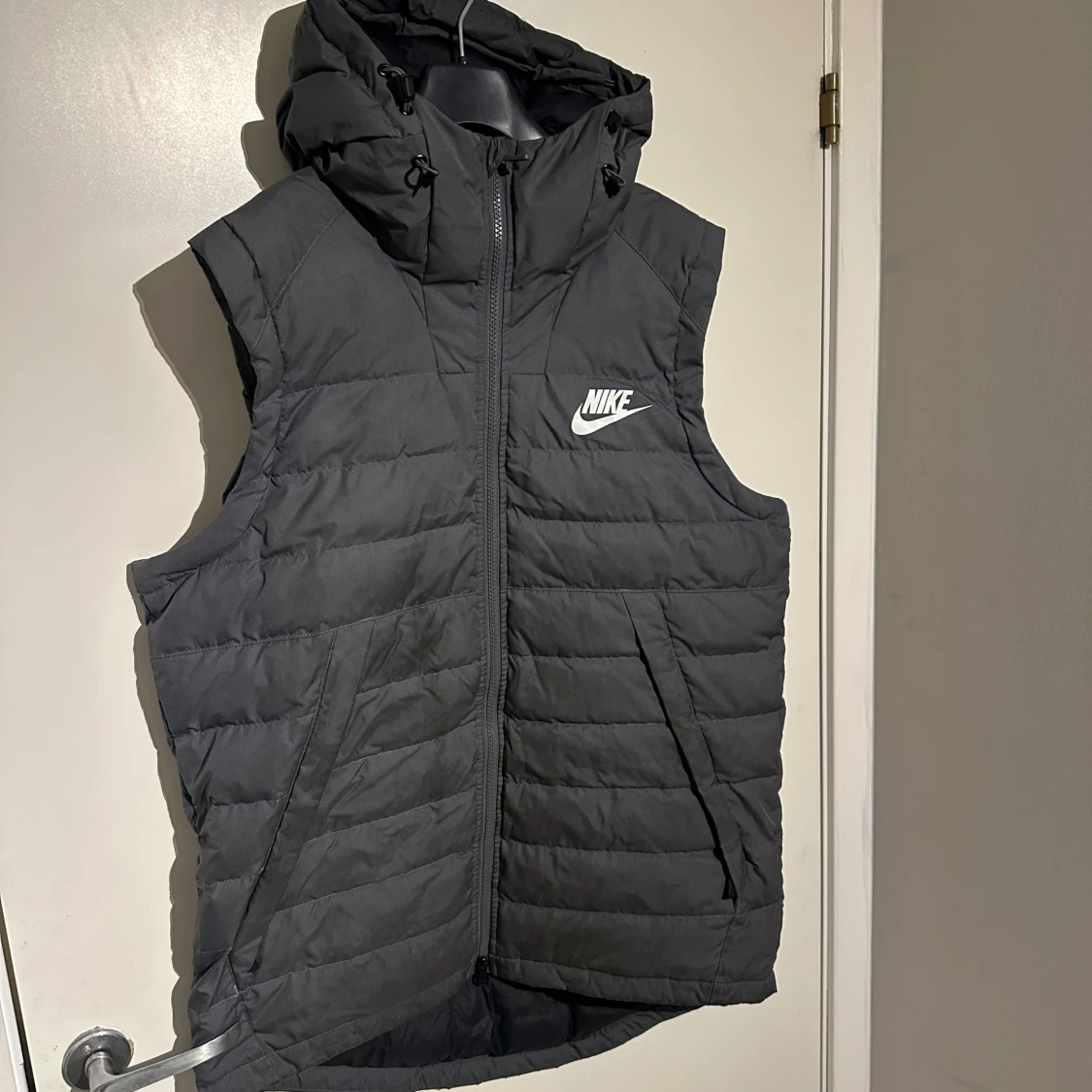 Svart dunväst från Nike