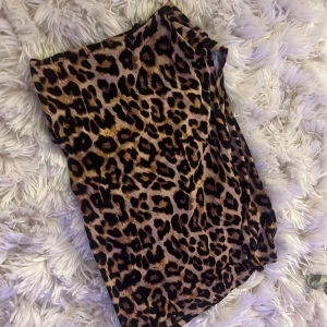 Leopardmönstrad topp - Säljer en snygg leopardmönstrad topp i mycket bra skick. Den är kortärmad och har en tight passform, perfekt för en utekväll eller fest. Materialet känns mjukt och stretchigt, vilket gör den bekväm att bära hela dagen.
