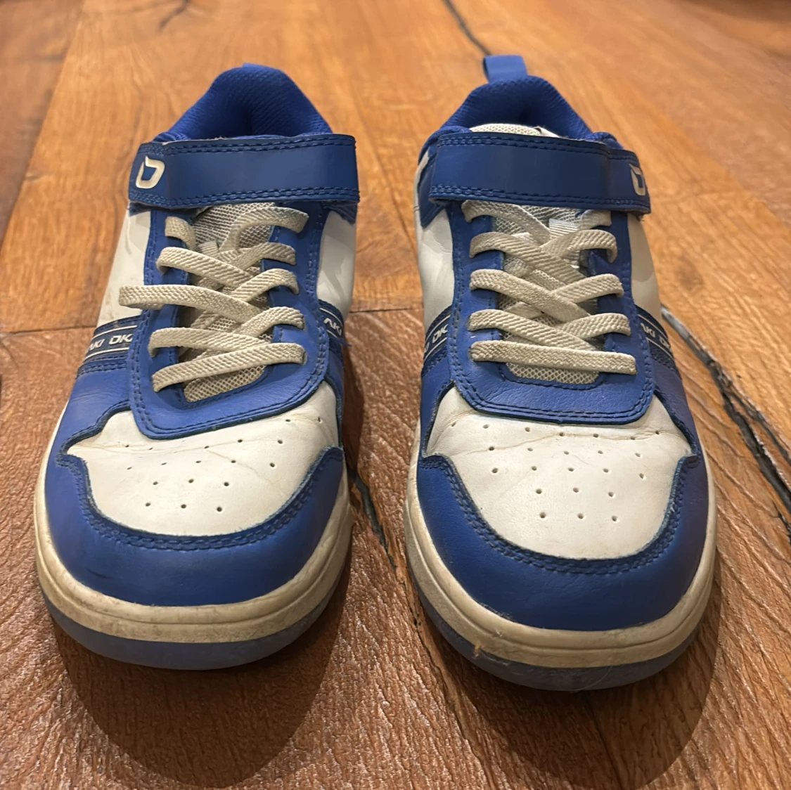 Blå och vita sneakers från Dax Owen - 90