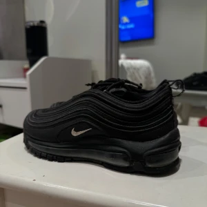 Svarta Nike Air Max sneakers - Säljer ett par svarta Nike Air Max sneakers i bra skick. +frakt