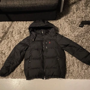 Svart dunjacka från Ralph Lauren - Säljer nu denna otroligt snygga polo Ralph lauren jackan som är helt sprillans ny. Nypris ca 6000kr 