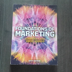 Foundations of Marketing - Säljer boken 'Foundations of Marketing' av John Fahy och David Jobber, sjätte upplagan 2019. Den har en färgglad och iögonfallande framsida med ett abstrakt mönster i rosa, lila och orange. Perfekt för studenter eller yrkesverksamma inom marknadsföring som vill fördjupa sina kunskaper. Boken är i gott skick och kommer från ett rökfritt hem.