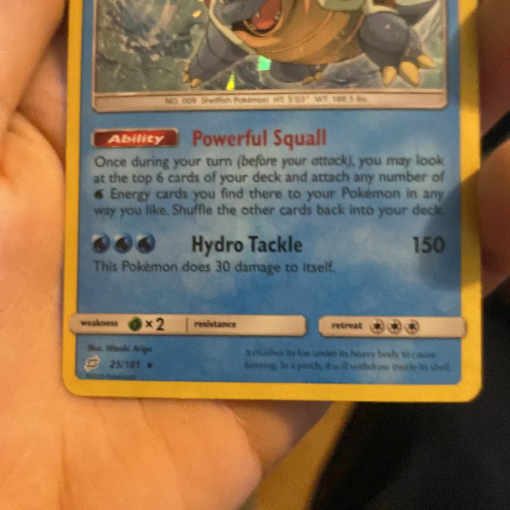 Det här är ett Pokémon-kort med Blastoise. Kortet har en blå kant och visar Blastoise i en kraftfull pose. Kortet är en del av en samling och är i gott skick. Ny pris 100. Övrigt.