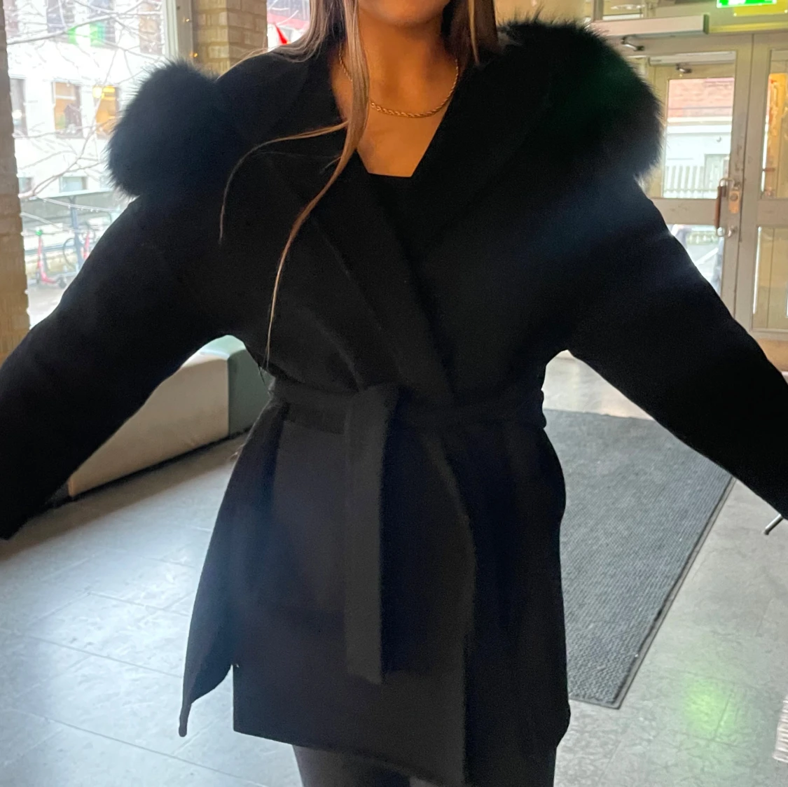 Svart kappa med pälsdetaljer - 90