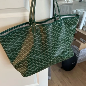 Grön väska - Säljer en snygg grön väska. Den är stor och rymlig. Den är sparsamt använd och i mycket bra skick! Pris kan diskuteras!