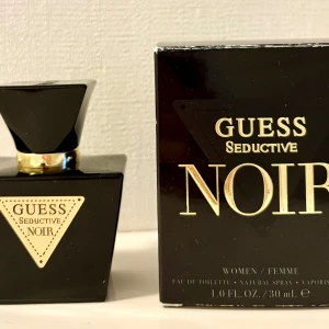 Guess Seductive Noir Eau de Toilette - En len, mörk, blommig, feminin och sexig parfym från Guess. 30 ml, enbart testsprayad. Givetvis förvarad mörkt och svalt. Kommer i originalförpackningen. 