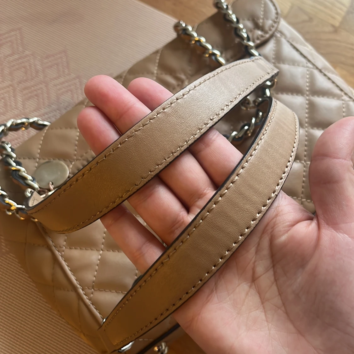 Beige quiltad axelväska från Guess - 90