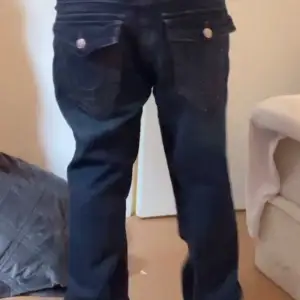 Ett par väldigt snygga true religion jeans i bra skick och de är storlek 34 med dessa blir du en riktig drainer. Skriv ifall funderingar och pris går att diskutera!