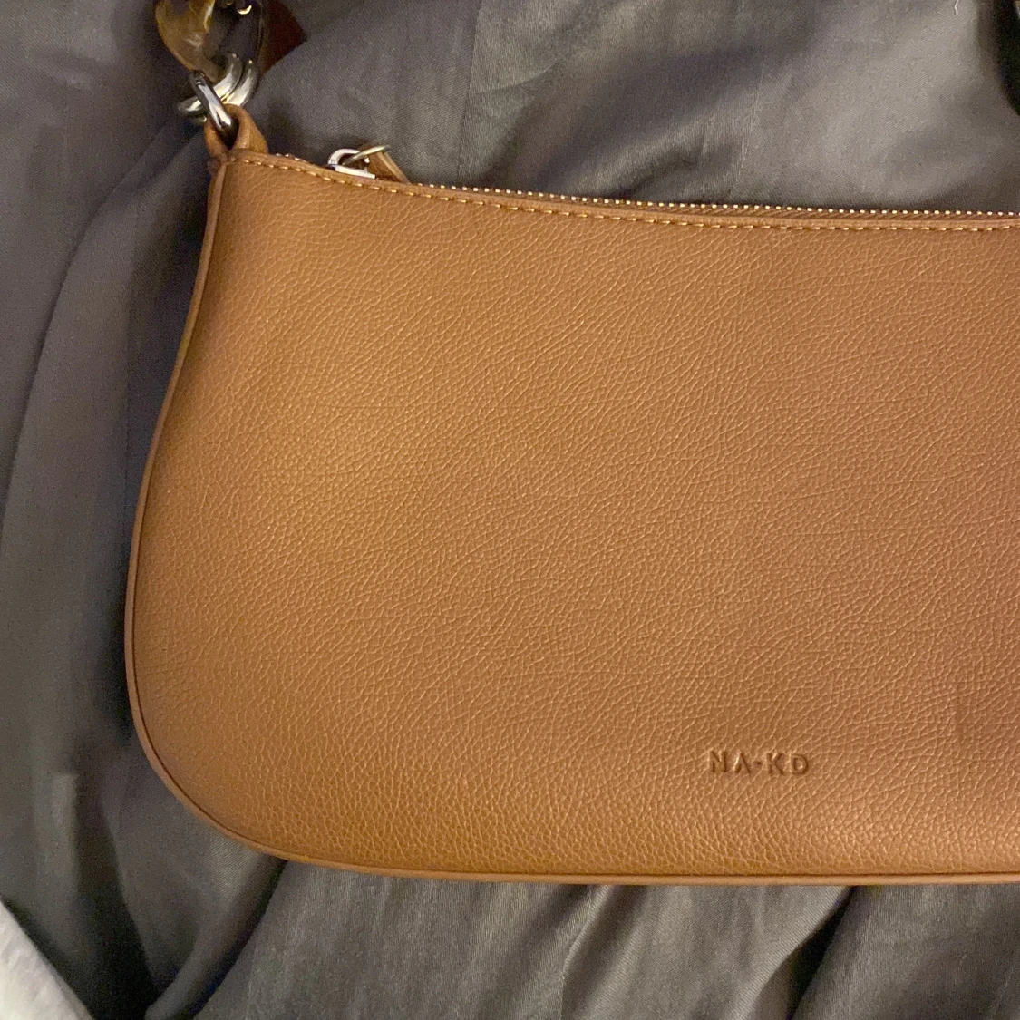 Brun axelväska från NA-KD - 91