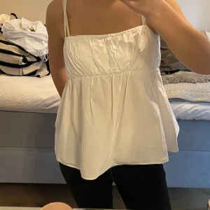 Vit ärmlös topp - Säljer denna fina topp från Malene Birger 