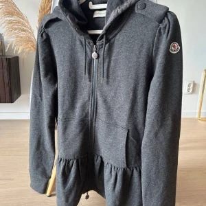 Grå maglia kofta Moncler - Säljer min så fina kofta från Moncler. Koftan är i storlek m men skulle säga att den sitter bättre på S eller xs. Modellen heter maglia cardigan. Den är sparsamt använd och har därför inga skavanker eller defekter. 
