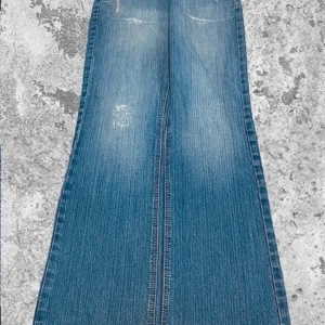 Jeans med hjärtdetaljer - Säljer coola jeans från Miss Sixty i mycket bra skick. Jeansen är lång och har en snygg slitning framtill. Baktill finns två fickor med söta hjärtdetaljer i pärlor. Perfekt för en avslappnad stil med en twist! 🖤Midja: 80 cm.    Total längd: 105 cm