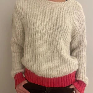  Stickad tröja - Jättecool tröja från zara med röda muddar! En basic tröja med en extra detalj och perfekt nu till julen! ❄️💘