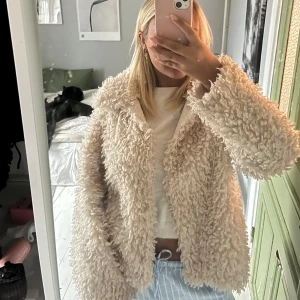 Pälsjacka - En pälsjacka köpt i butik från Kappahl. Andvänd men inga defekter. Säljer för kommer inte till andvänding. Skitsnygggg💞 köpt för 499