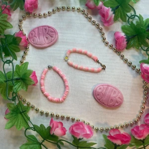 BUBS COLLECTION rosa armband   - BUBS COLLECTION LIMITED EDITION! Vi säljer ett rosa bubs armband med en gul och vitt blomma.