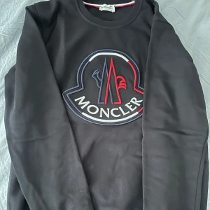 Svart tröja från Moncler - Säljer en snygg svart moncler tröja. Jätte bra kvalité och liten i storlek. En akopia