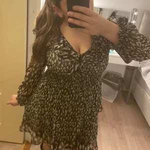 Klänning  - Jättesnygg klänning ifrån Zara i bra skick!💕