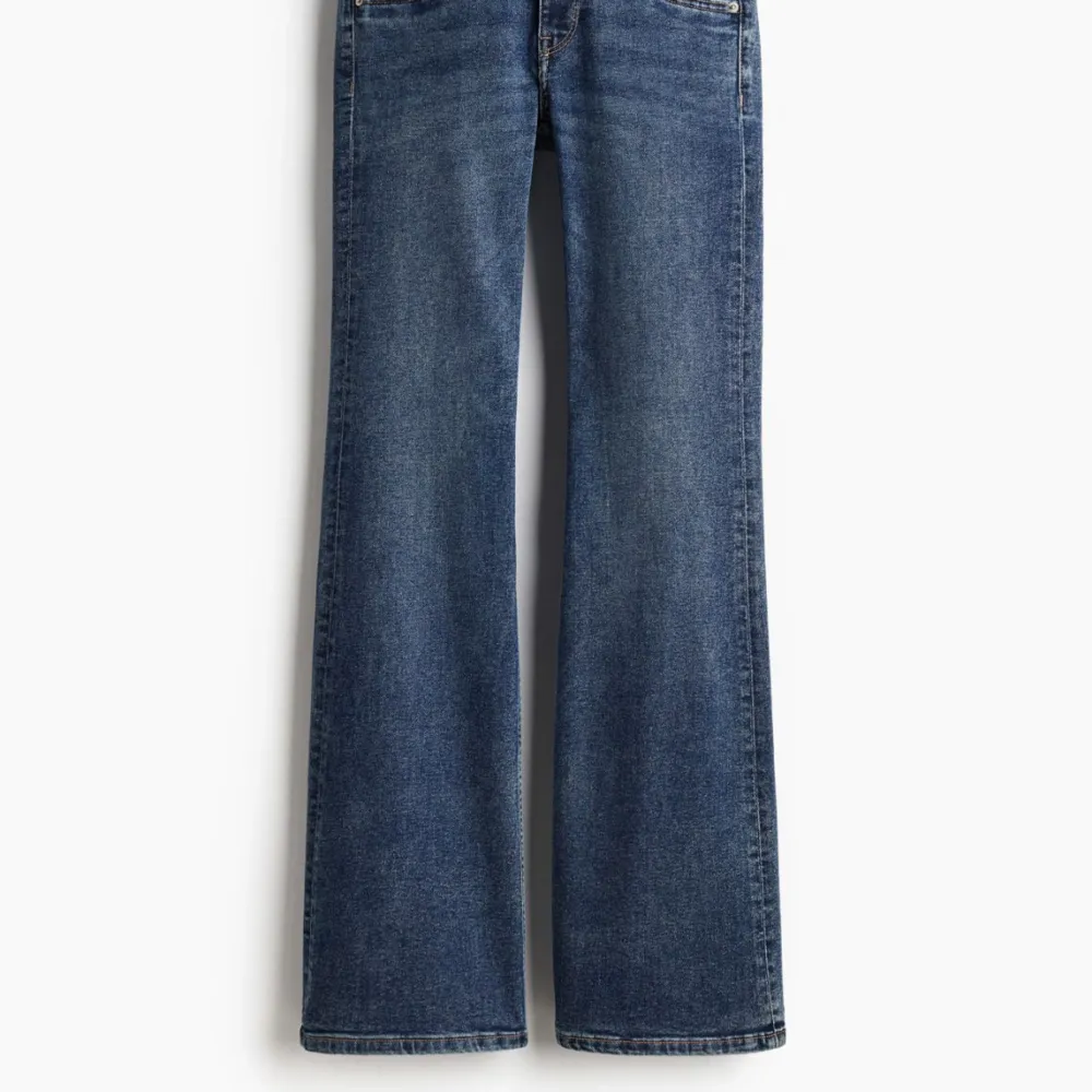 Säljer nu dessa trendiga slutsålda jeansen från HM, dem är i strl 36. Använda fåtal gånger, säljer ett par blåa och ett par svarta. 160 kr st.. Farkut & Housut.