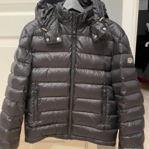 Jacka Bvaldi  - Säljer denna jättesnygga jacka från Bvaldi. Den är aldrig använd. Nypris 2900kr. 