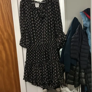 Mönstrad klänning från Munthe - Säljer en superfin mönstrad klänning från Munthe. Den har långa ärmar och volangdetaljer som ger en härlig look. Perfekt för höst och vår! Klänningen är i mycket bra skick och passar till både vardag och fest. 🖤Misa klänning