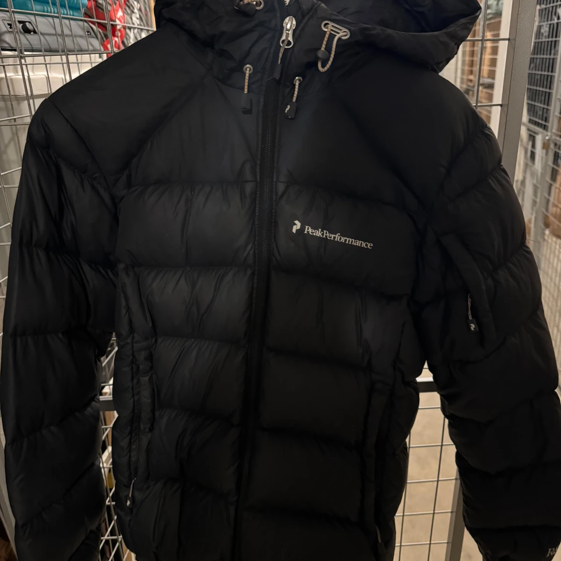 Svart dunjacka från Peak Performance - 90