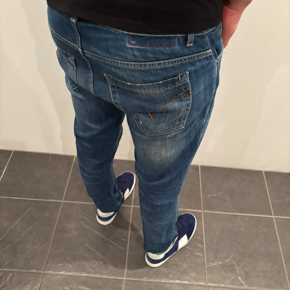 Dondup Jeans George! Trendigaste jeansen på marknaden.  Skick= 9,5/10 Ny pris= 4000 kr Säljs för= 1099 kr (modellen är destroyed från fabrik vilket är sjukt populärt). Jeans & Byxor.